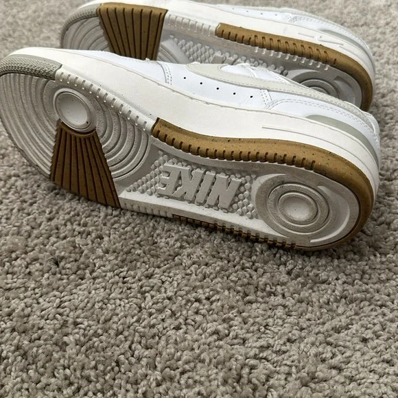 BRAND NEW Women neutral Nike’s - Picture 3 of 3